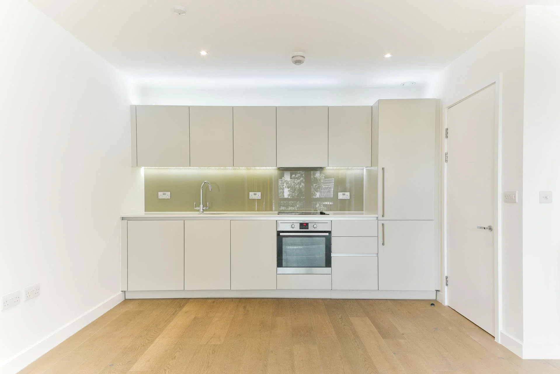 Flat Weigall Road in Greater London
