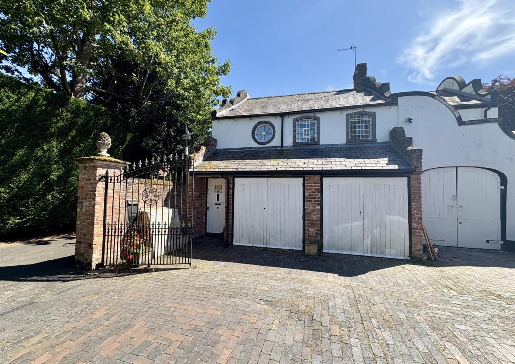 Flat Merridale Grove in Wolverhampton