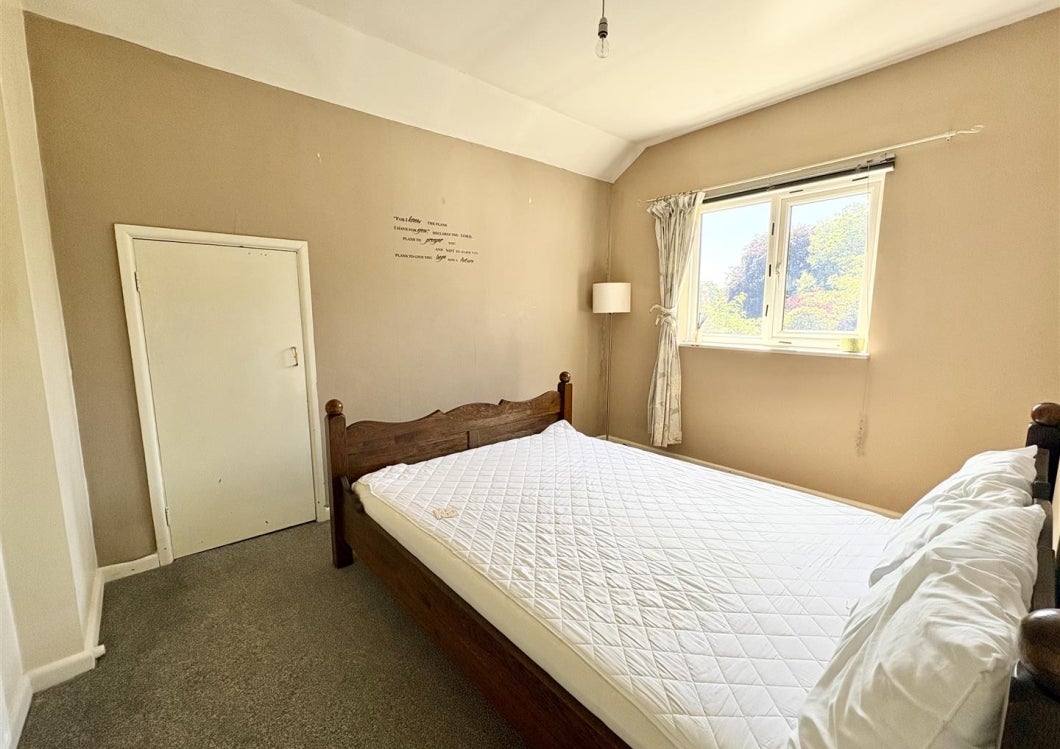 Flat Merridale Grove in Wolverhampton