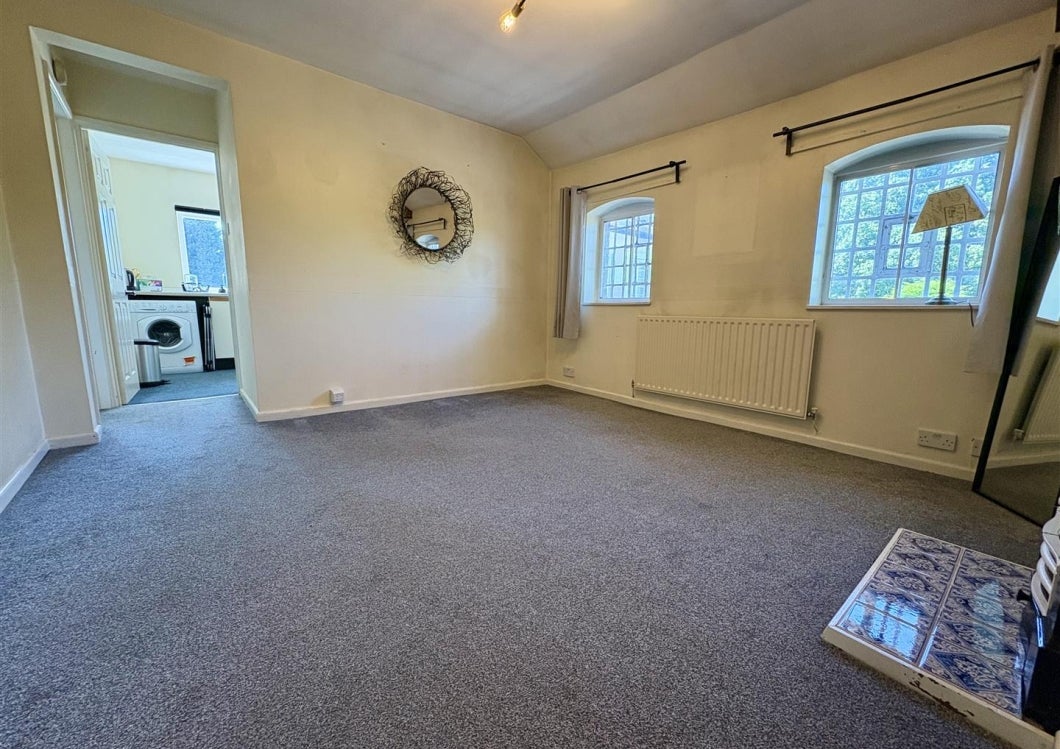 Flat Merridale Grove in Wolverhampton