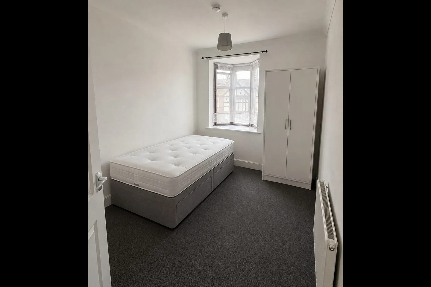 Room Clarendon Gardens in Greater London