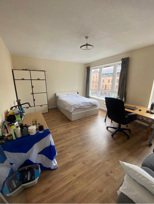 Room Errol Gardens in Glasgow