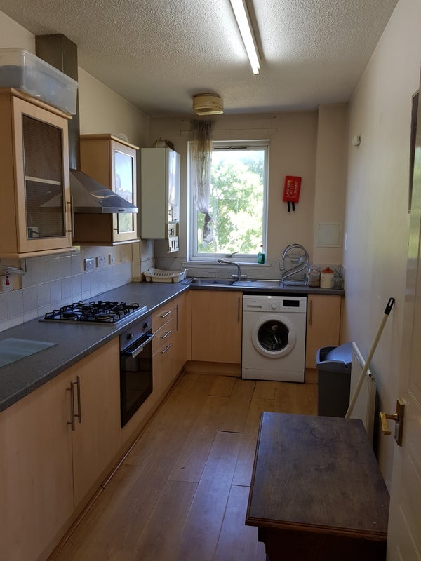 Room Errol Gardens in Glasgow