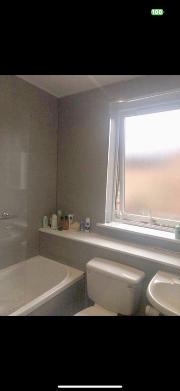 Room Errol Gardens in Glasgow