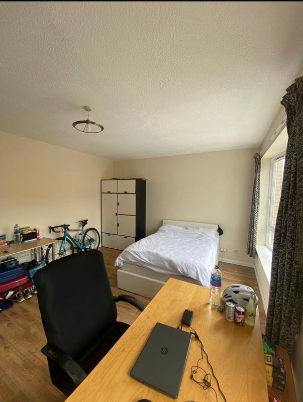Room Errol Gardens in Glasgow