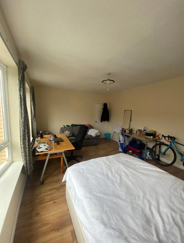Room Errol Gardens in Glasgow