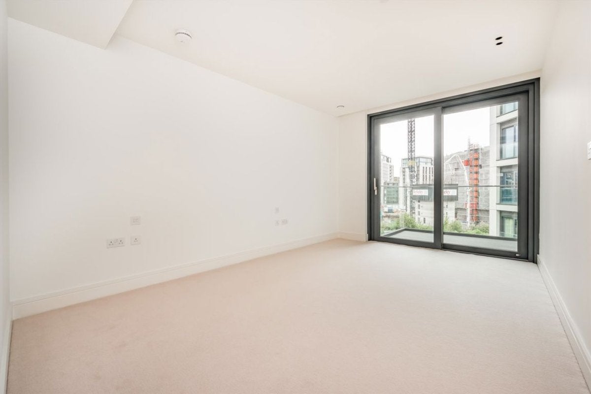 Flat Harbour Avenue in Greater London