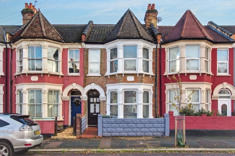 Room Whymark Avenue in Greater London
