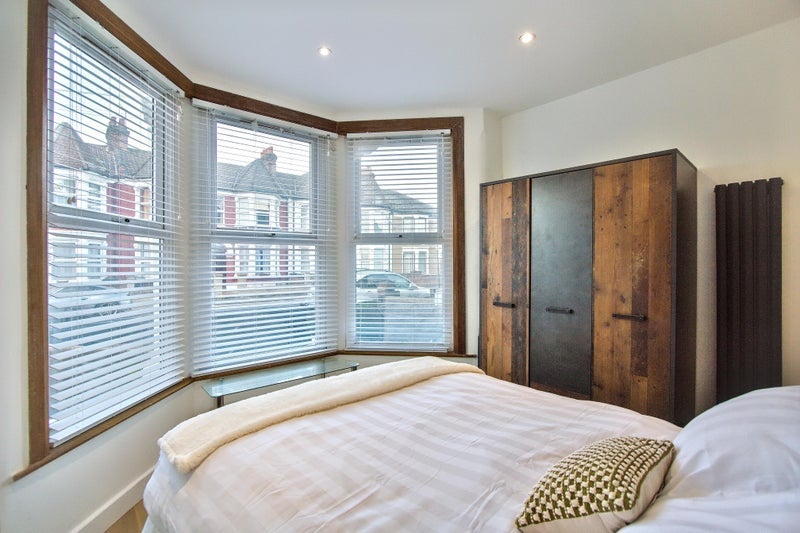Room Whymark Avenue in Greater London