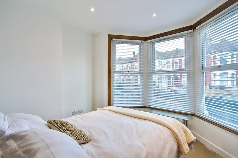 Room Whymark Avenue in Greater London