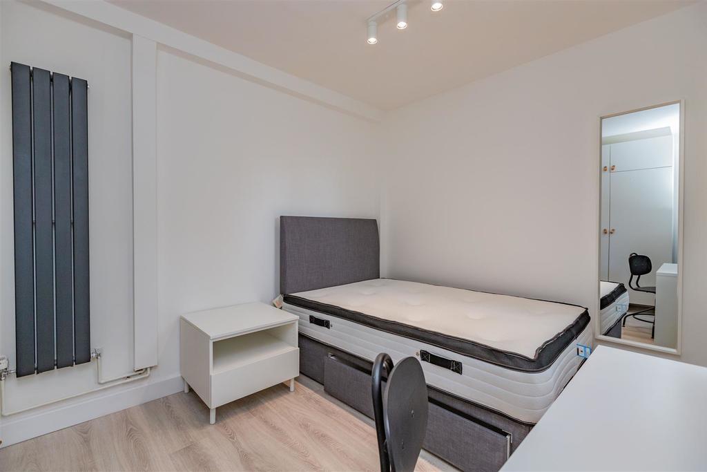 Room Weoley Park Road in Birmingham