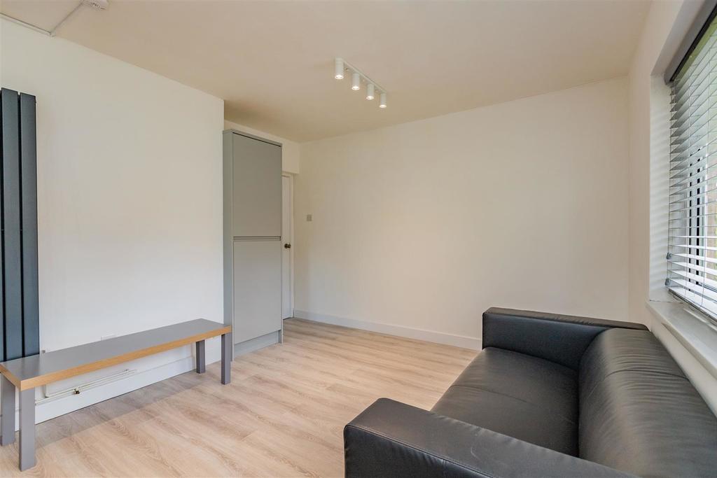 Room Weoley Park Road in Birmingham