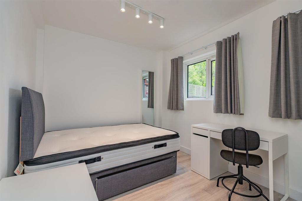Room Weoley Park Road in Birmingham