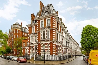 Flat Hornton Street in Greater London
