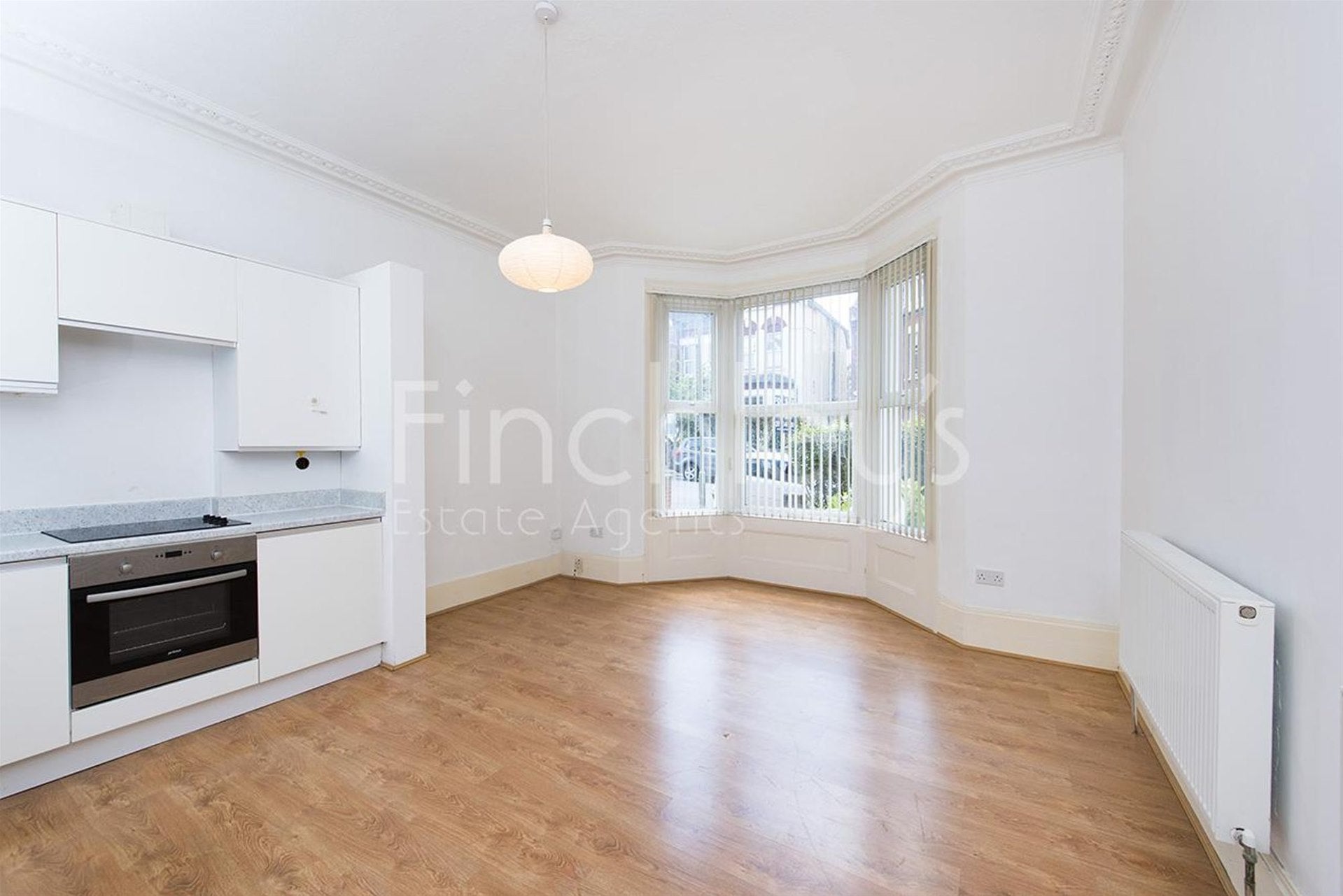 Flat Elm Park Road in Greater London