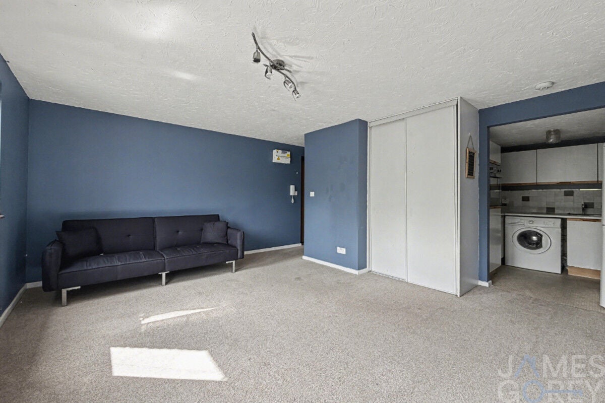 Flat Morgan Drive in Dartford