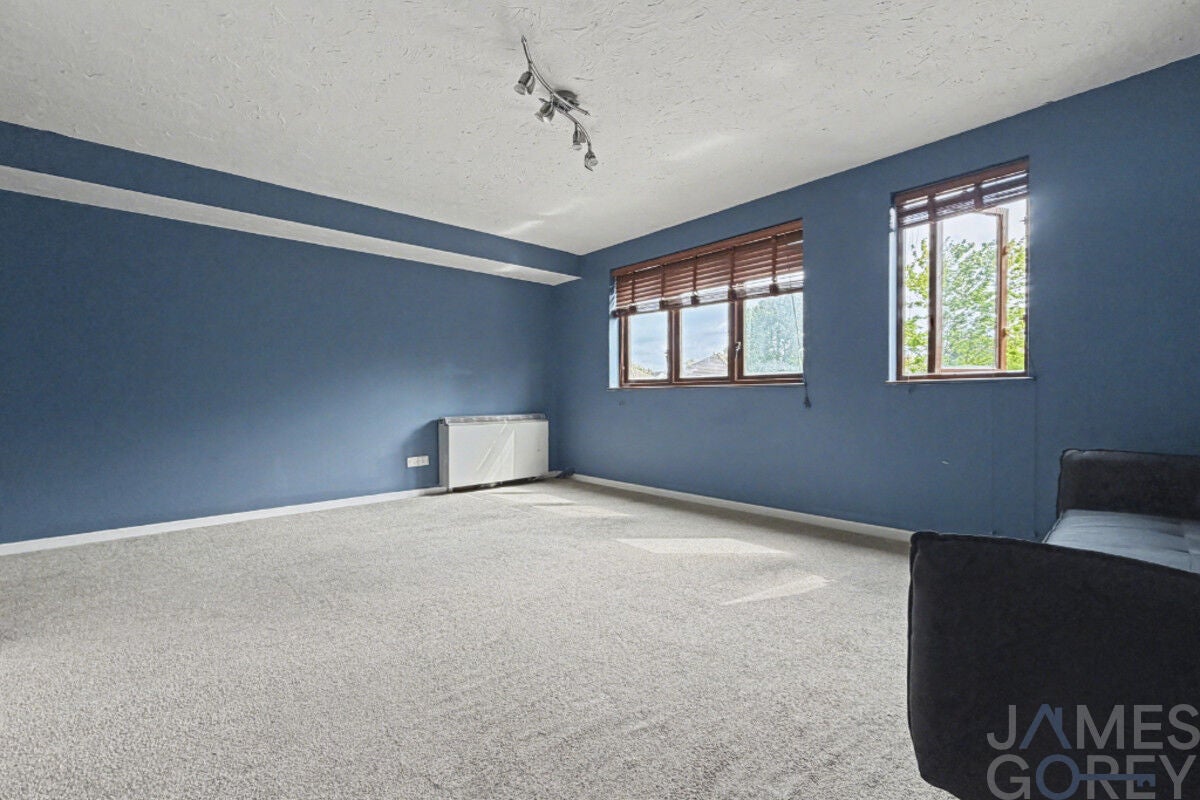 Flat Morgan Drive in Dartford