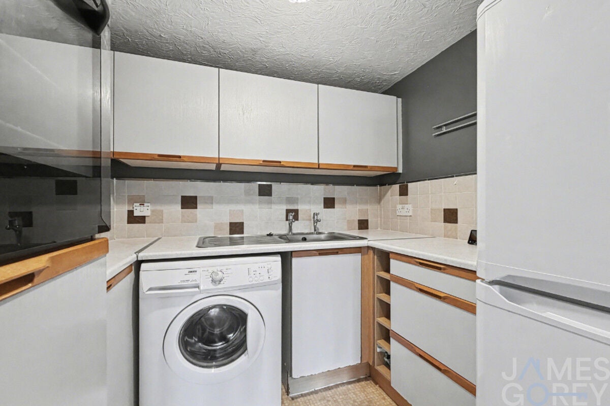 Flat Morgan Drive in Dartford