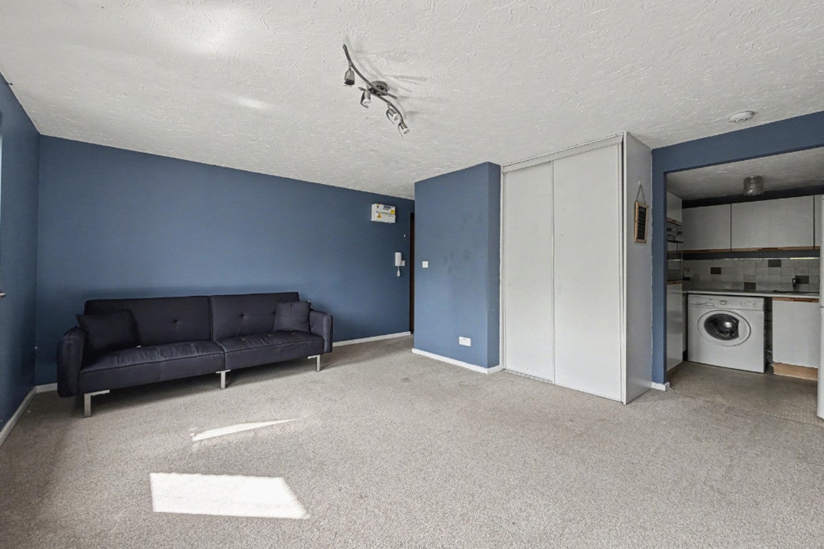 Flat Morgan Drive in Dartford