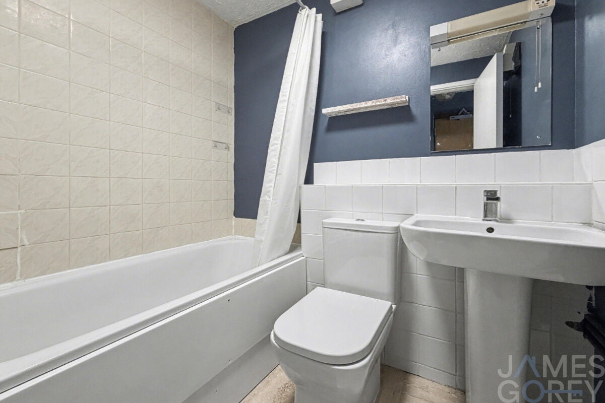 Flat Morgan Drive in Dartford