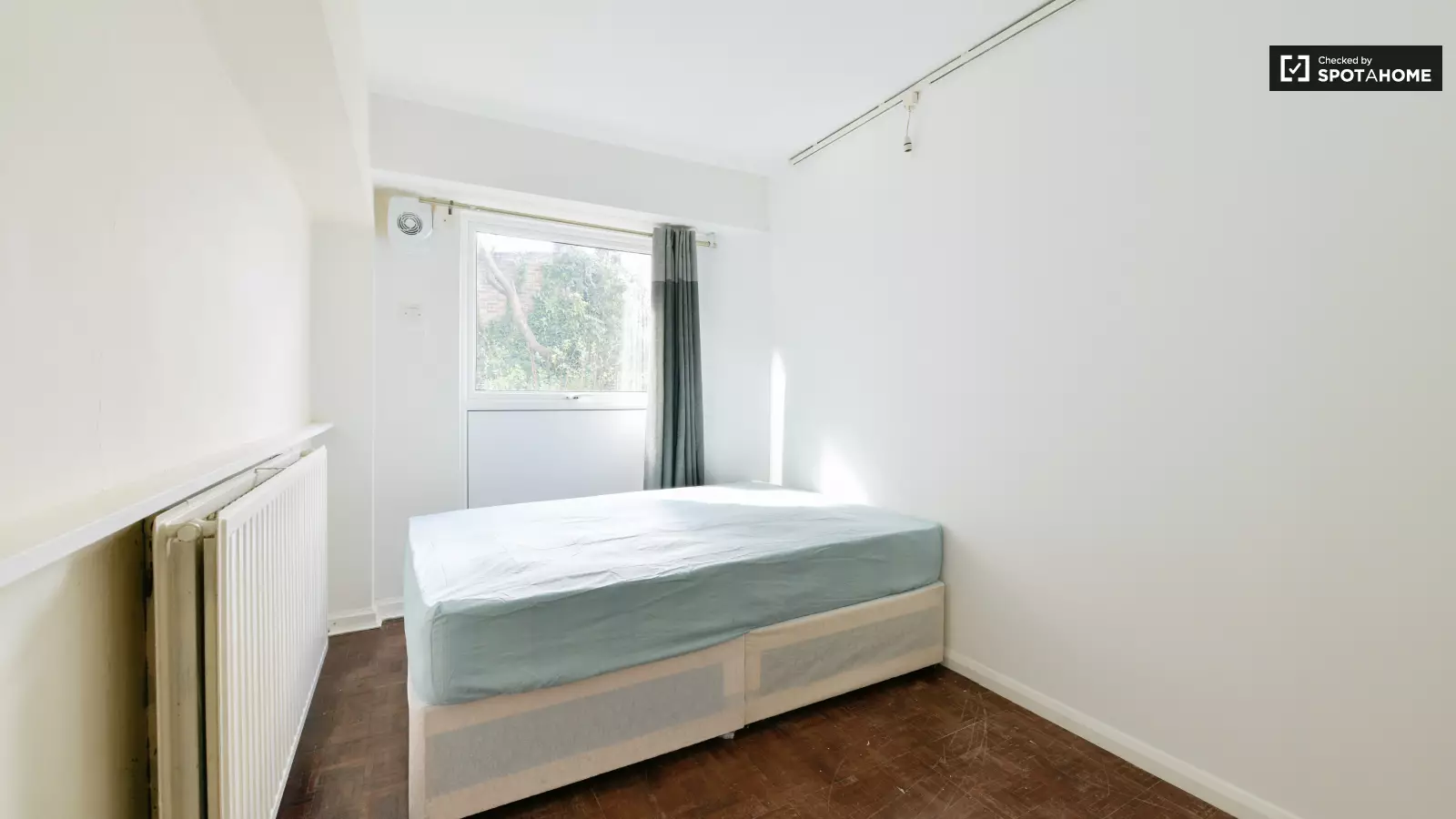 Flat Langton Road in Greater London