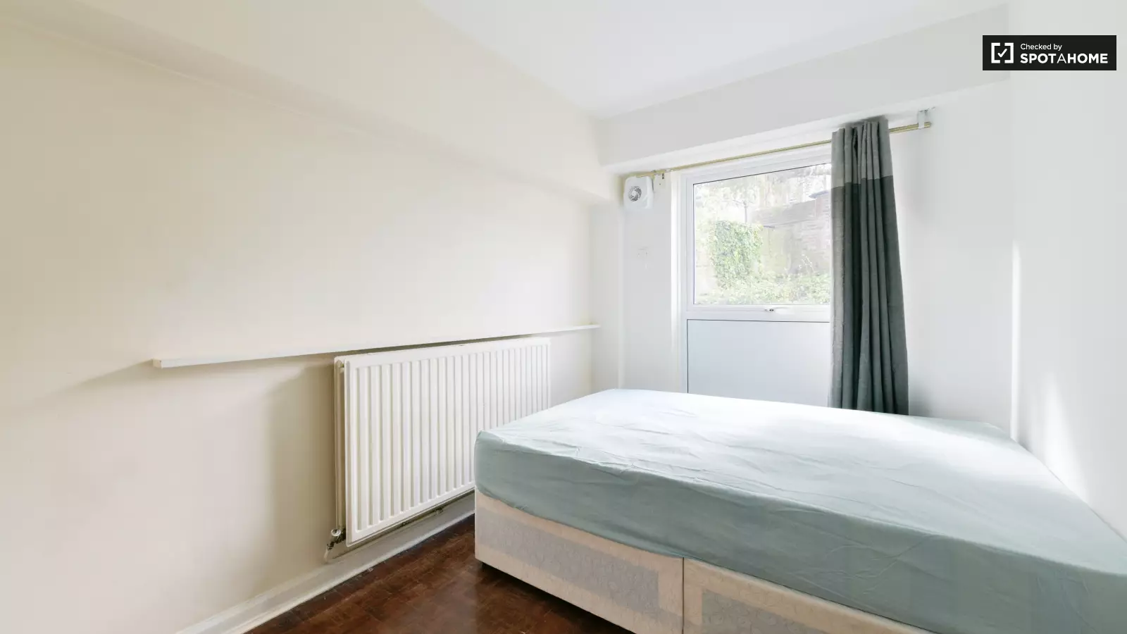 Flat Langton Road in Greater London