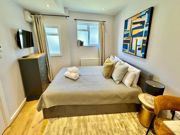 Room Bulwer Street in Greater London