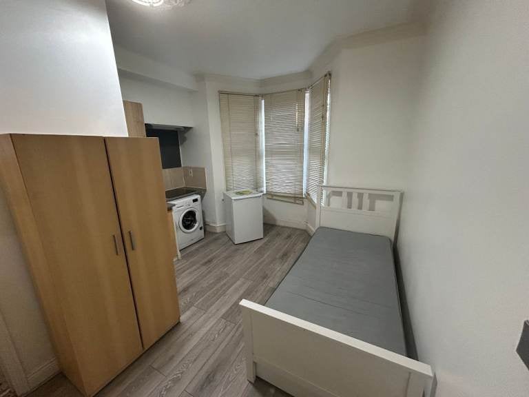 Flat Shepherds Bush Green in Greater London