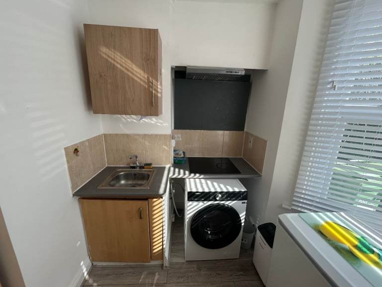 Flat Eynham Road in Greater London
