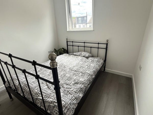 Flat Cecil Road in London