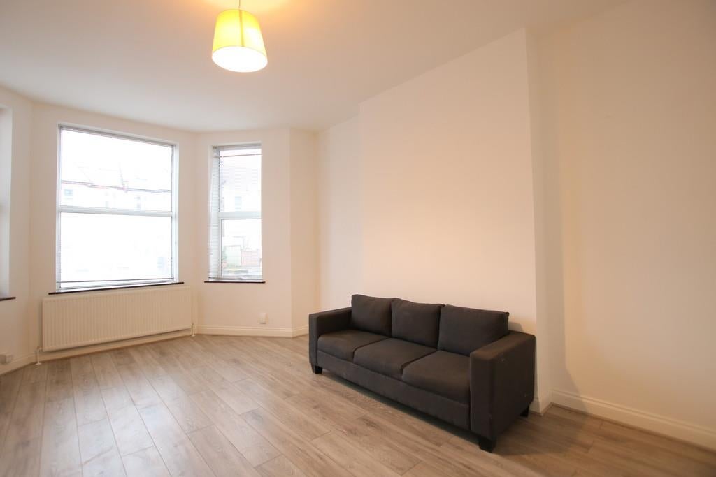 Flat Park Avenue in Greater London