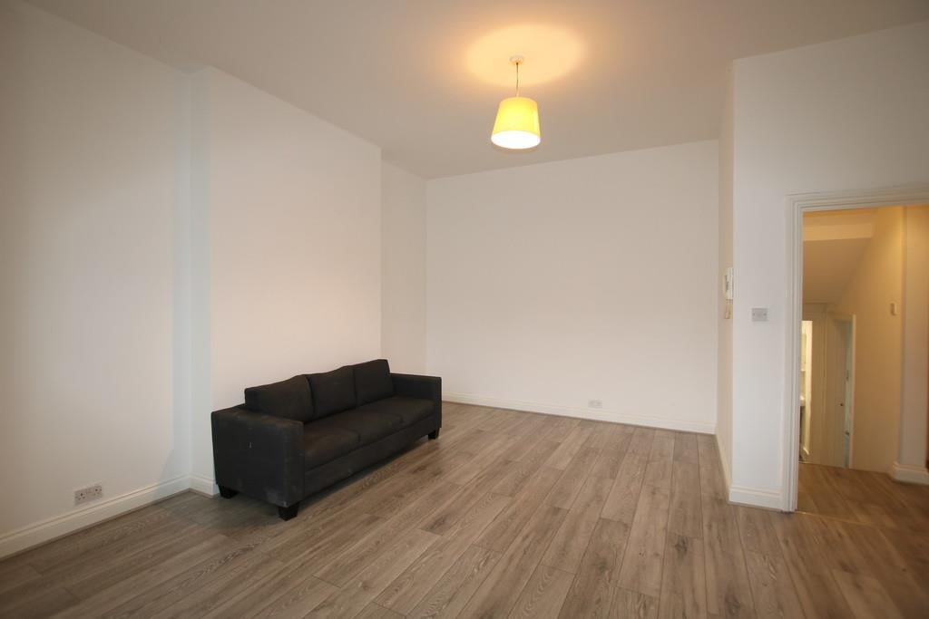 Flat Park Avenue in Greater London