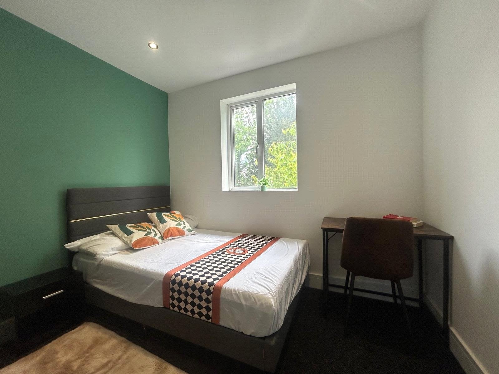 Room Canterbury Road in Guildford