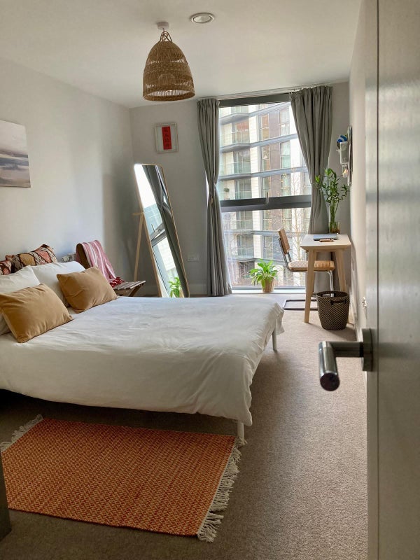 Room Waterfront Drive in Greater London