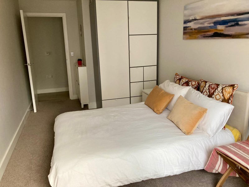 Room Waterfront Drive in Greater London