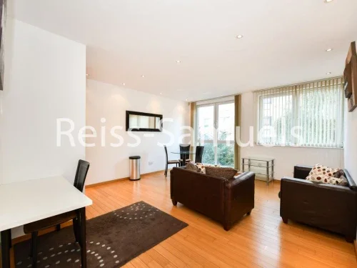 Flat Westferry Road in London