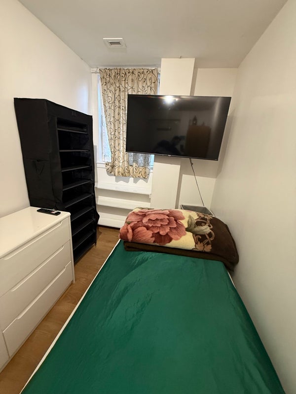 Room Watney Market in Greater London