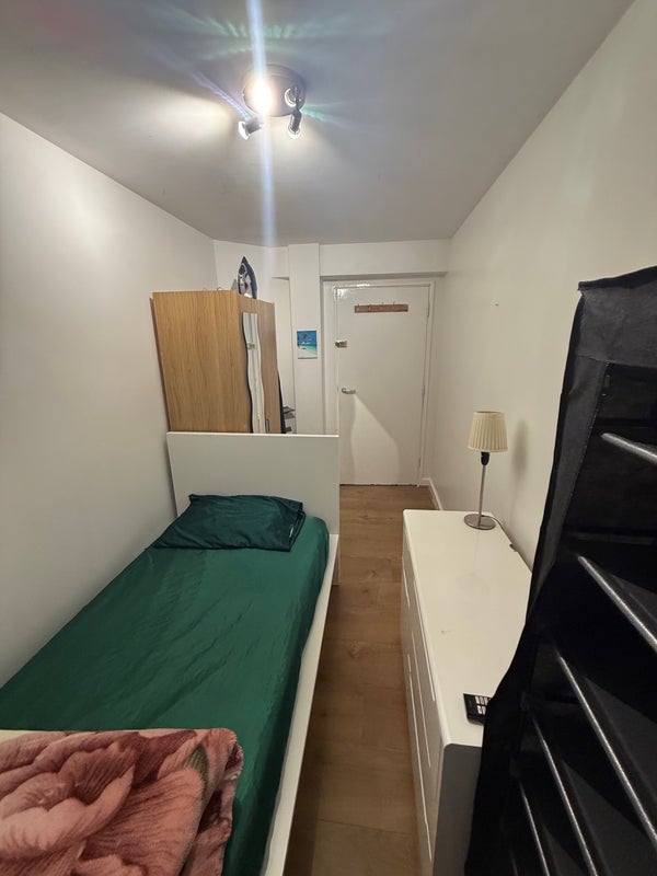 Room Watney Market in Greater London
