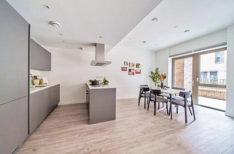 Room Cody Road in Greater London