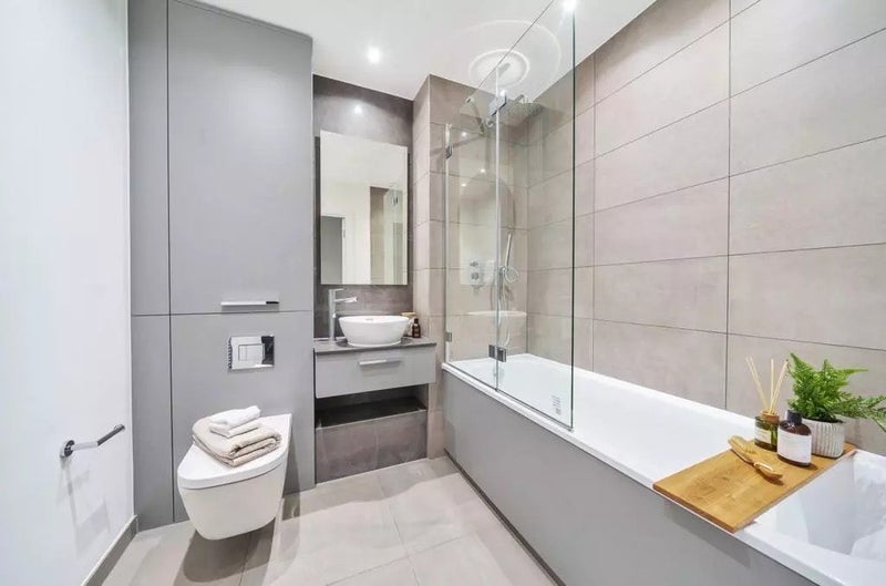 Room Cody Road in Greater London