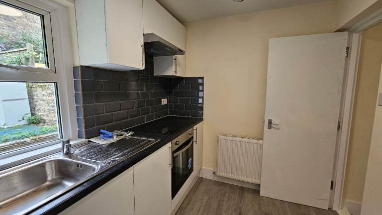 Flat Kilburn Park Road in City of Westminster