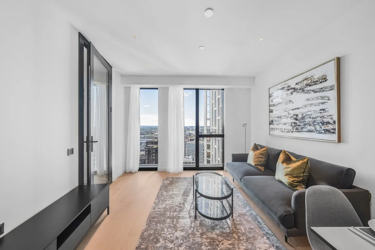 Flat Nine Elms Lane in Greater London