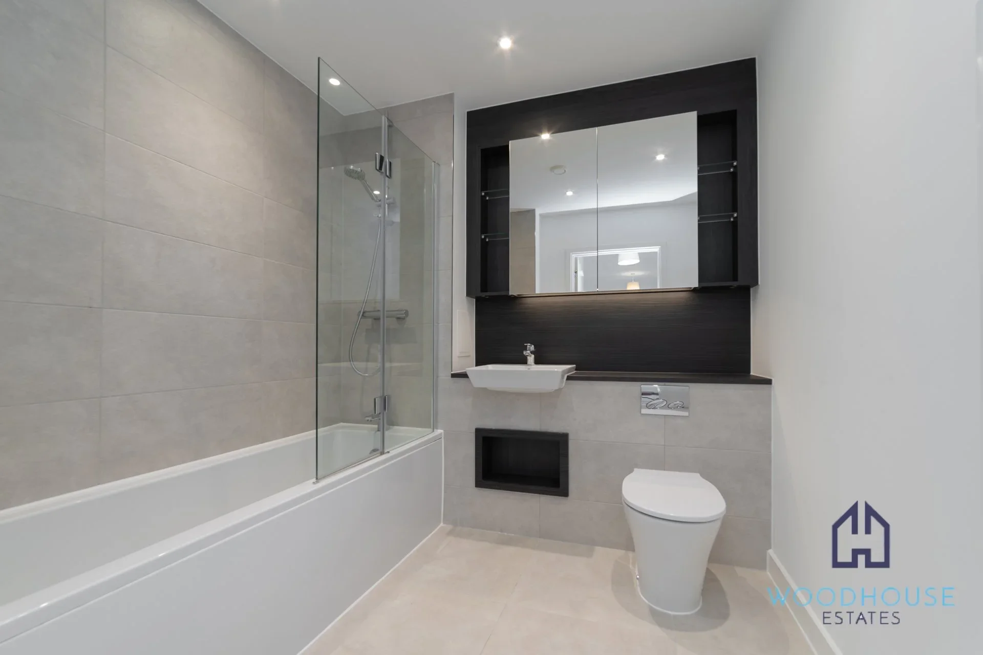 Flat Shearwater Drive in Greater London