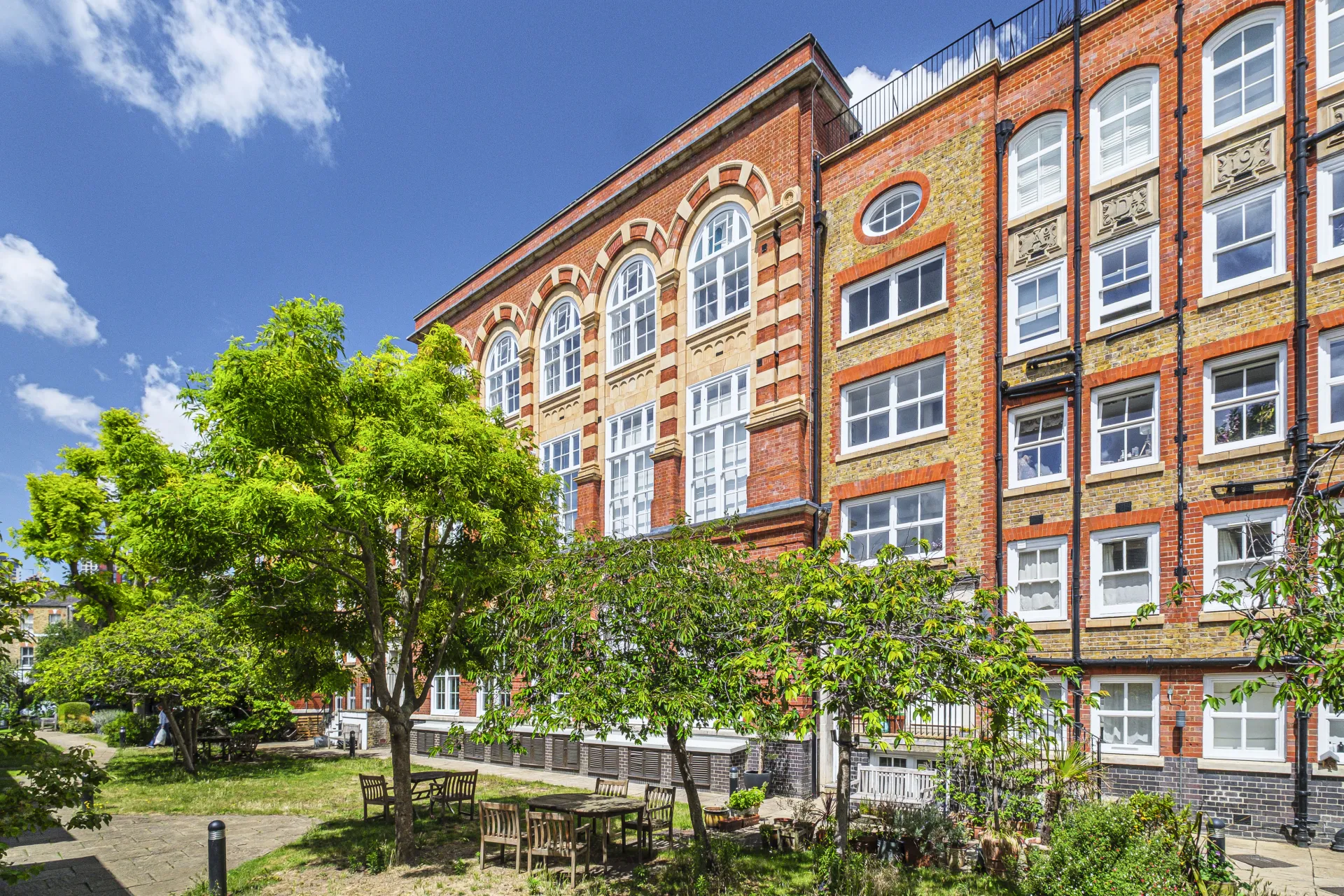 Flat Searles Road in Greater London