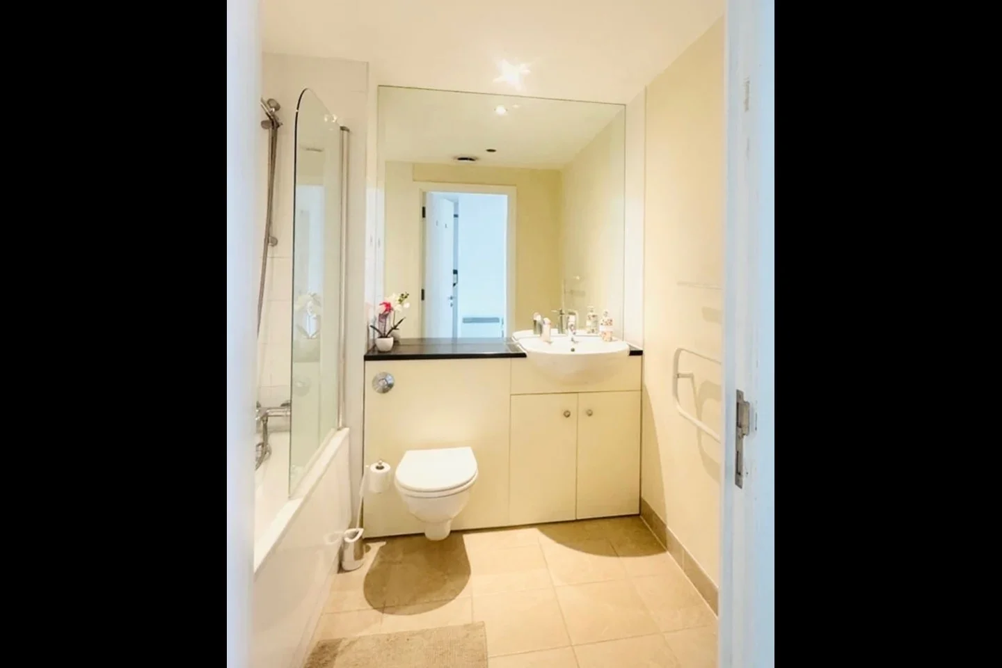 Flat Crampton Street in Greater London