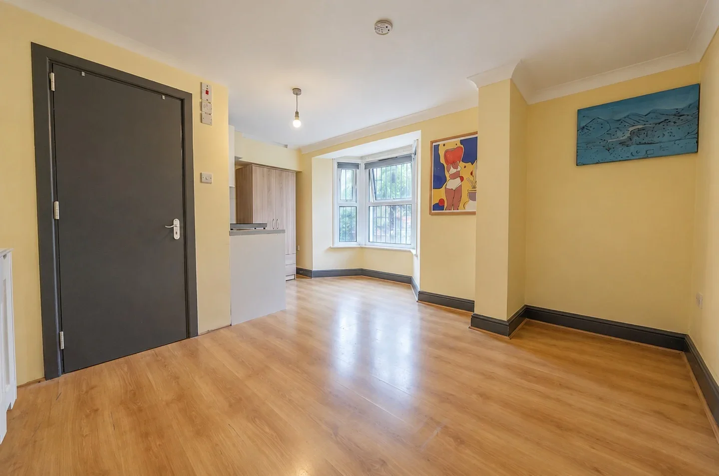 Room Cricketfield Road in Greater London