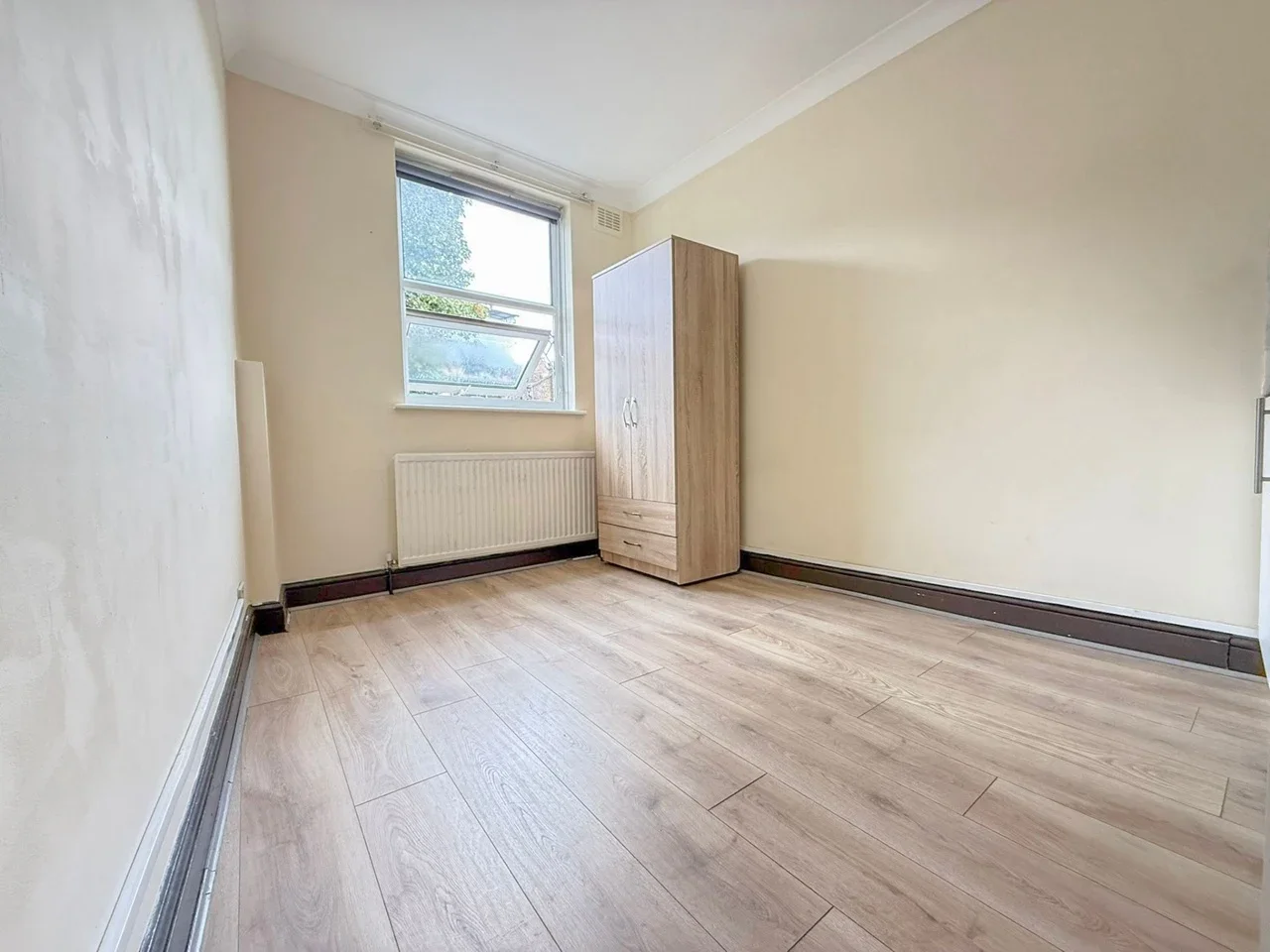 Room Cricketfield Road in Greater London