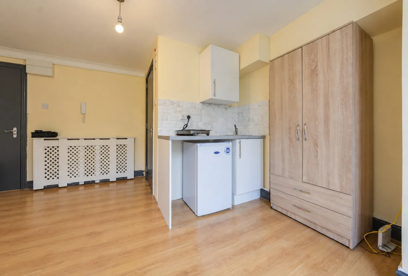 Room Cricketfield Road in Greater London