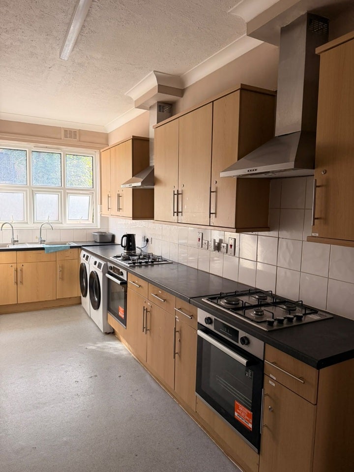 Room Cricketfield Road in Greater London