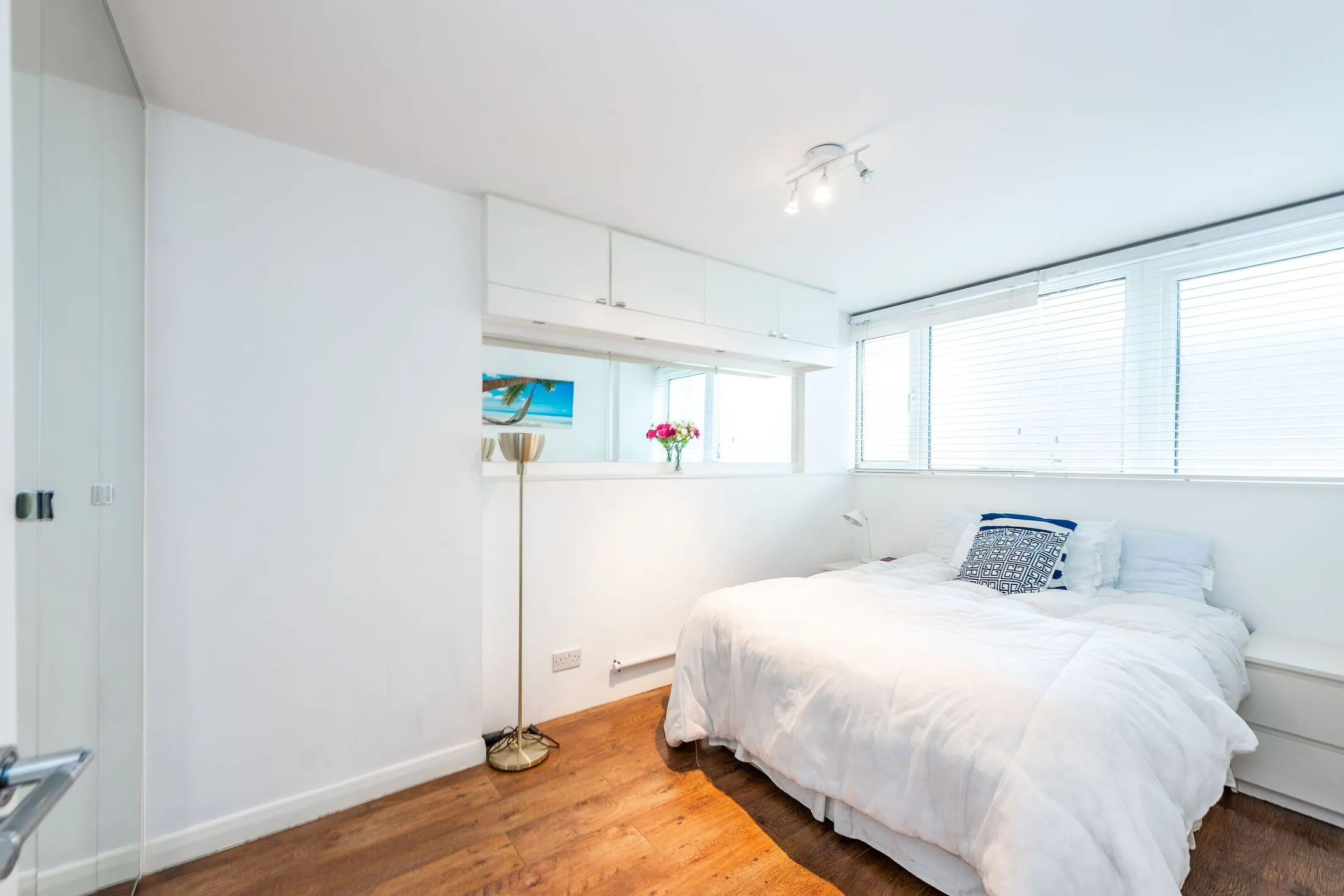 Flat Ifield Road in Greater London